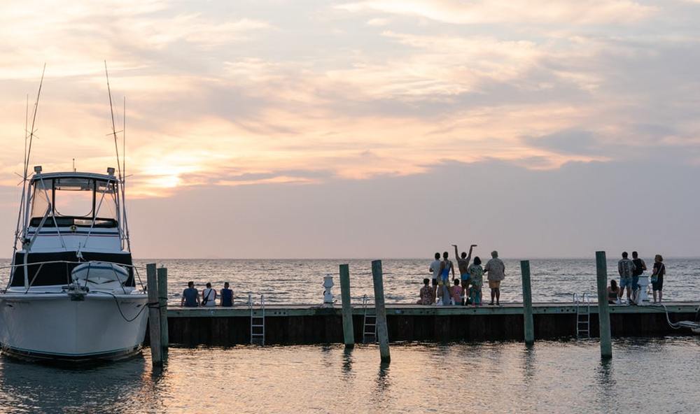 نمایی از فیلم «جزیره آتش»(Fire Island)